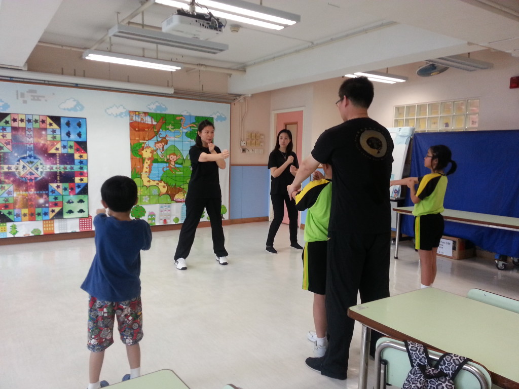 梁錦棠詠春同學會舉行詠春義班班，教導香港保護兒童會的小童成員簡單的詠春技巧