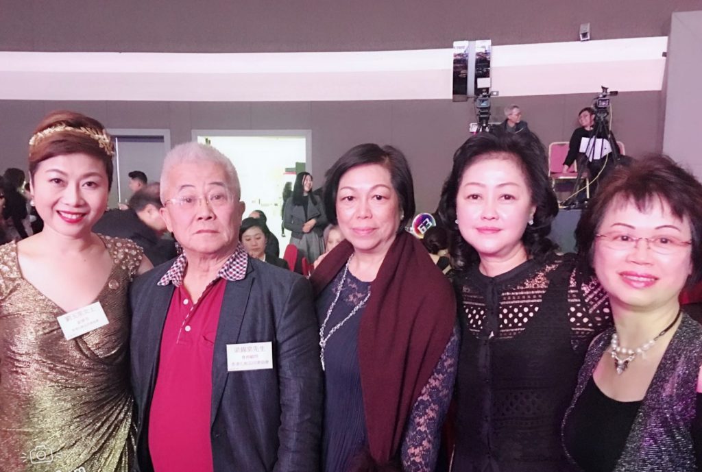 梁錦棠師父在香港化粧品同業協會周年晚會中與來賓合照