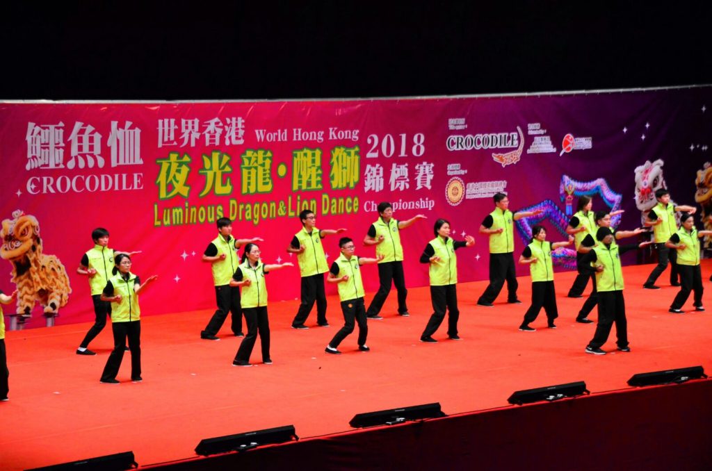 一行廿人的詠春表演團隊在紅館舞台上表演小念頭及尋橋。